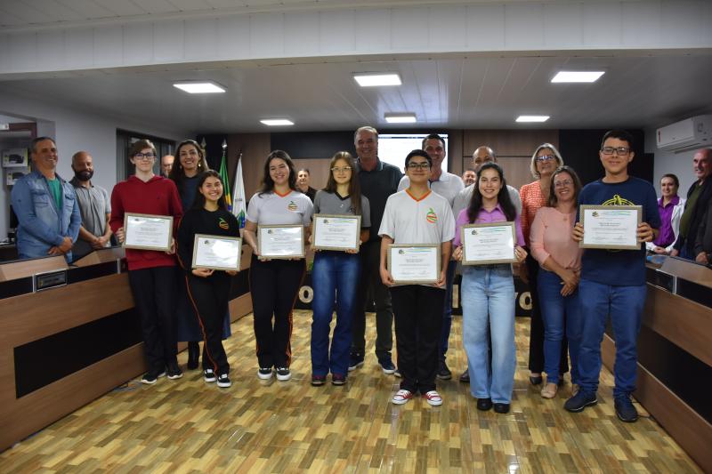 Alunos recebem Moção de Aplausos da Câmara de Vereadores por participar do programa de intercâmbio “Ganhando o Mundo”